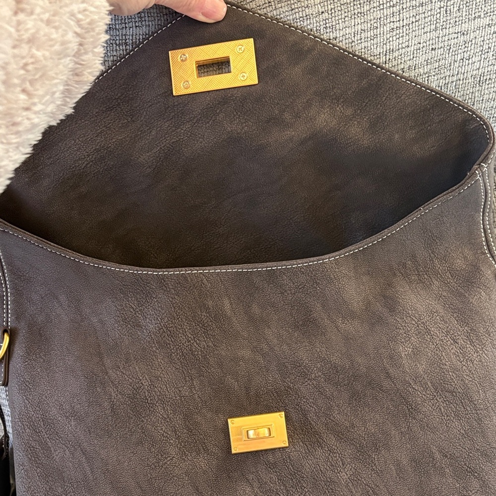 Brown Envelope Flap Women's Shoulder Bag with Gold Hardware - Picture 3 of 6